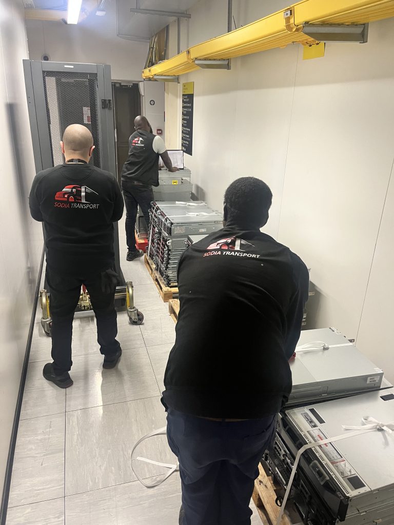 Déplacement d'une baie informatique par SODIA Transport